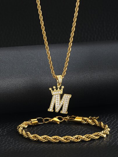 一套不锈钢皇冠字母装饰项链和扭链手链，适合作为儿童生日礼物和派对配饰