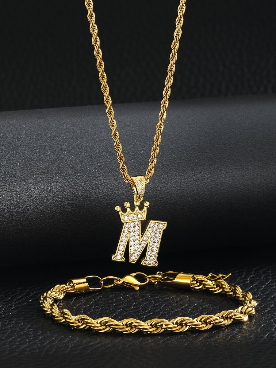 一套不锈钢皇冠字母装饰项链和扭链手链，适合作为儿童生日礼物和派对配饰