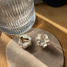 1對白色樹脂甜美風和時髦設計夾式耳環 - 彩色 - 查看 3