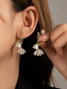 1 对白色仿珍珠、花朵和蚊香形夹式耳环，适合无耳洞的女士，时尚优雅的耳饰，非常适合日常佩戴，也适合作为春季或夏季的礼物。情人节 - 白色 - 查看 2