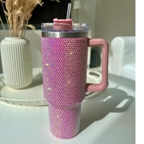 Tasse à eau isolée en acier inoxydable à double paroi de 40 oz avec poignée, cloutée avec couvercle et paille. Bouteille de voyage pour femmes, idéal pour la rentrée scolaire