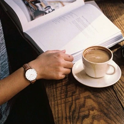 1 件女士棕色皮革表带休闲石英腕表，北欧设计，适合日常装饰，作为返校学生的礼物