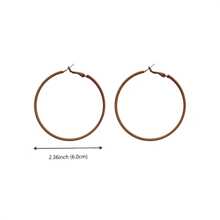 Khuyên tai vòng lớn nhiều màu sắc với kiểu dáng phóng khoáng và là phụ kiện cá nhân hóa, đa năng. - Cà phê - Xem 5