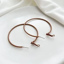 Khuyên tai vòng lớn nhiều màu sắc với kiểu dáng phóng khoáng và là phụ kiện cá nhân hóa, đa năng. - Cà phê - Xem 4