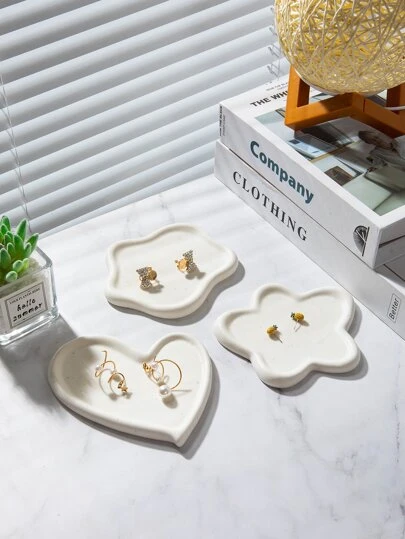 1个不对称小号陶瓷首饰托盘，适用于桌面，可收纳和展示戒指、项链、耳环等首饰，是返校季的理想礼物。