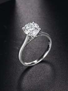 一枚華麗，高貴，優雅，閃亮且時尚的S925純銀四爪鑽石戒指。經典設計，閃耀光芒，適合女性日常佩戴，也適合作為禮物、婚禮訂婚、高端珠寶禮品。
