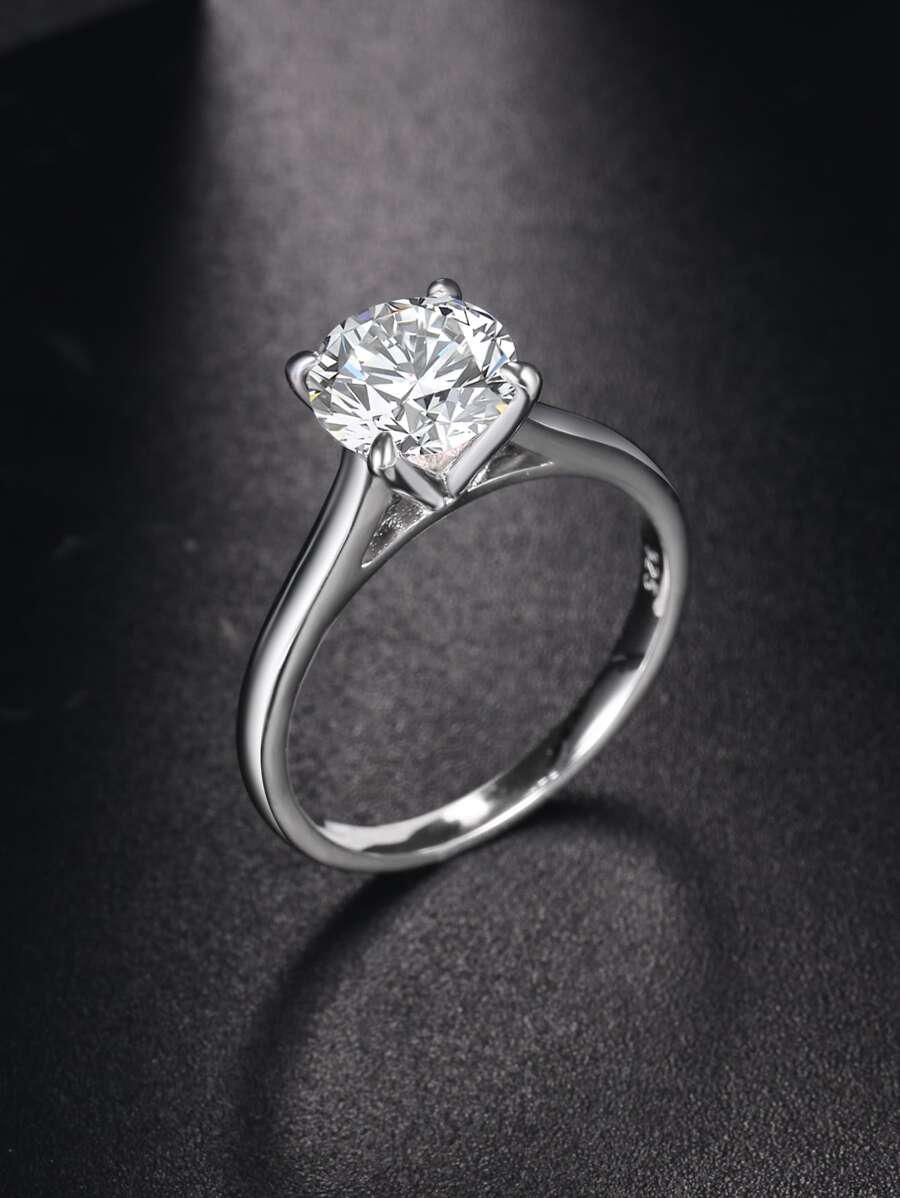 一枚華麗，高貴，優雅，閃亮且時尚的S925純銀四爪鑽石戒指。經典設計，閃耀光芒，適合女性日常佩戴，也適合作為禮物、婚禮訂婚、高端珠寶禮品。