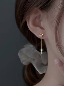 ELSEDES 一对时尚S925银玫瑰造型吊坠耳环，象征浪漫与美感，简约个性风格凸显迷人魅力，光泽亮丽。适合日常及约会佩戴，是送给女友的完美节日或情人节礼物。 - 金色 - 查看 3