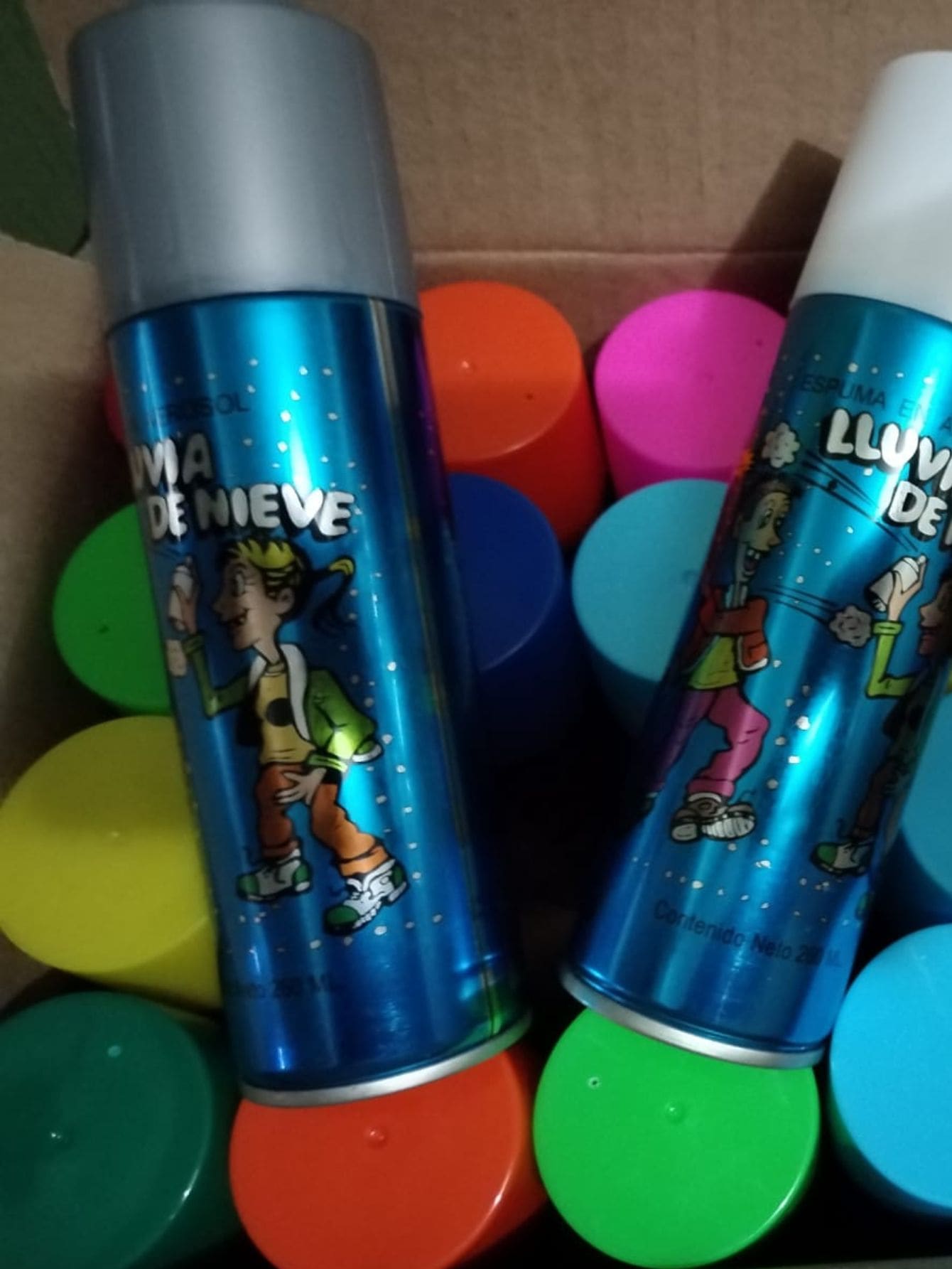 ❄️ Set de 4 Latas de Espuma Blanca Lluvia de Nieve con Aroma – Espuma Artificial de Alta Calidad con Fragancia Agradable para Fiestas, Celebraciones, Eventos y Juegos Infantiles – Cada Lata con 260 ml de Diversión – Espuma Tipo Nieve con Textura Suave, Aroma Delicioso y Espesura Controlada – Ideal para Posadas, Bodas, Graduaciones, Cumpleaños, Fiestas de Fin de Año, Navidad y Eventos Escolares – Producto 100% Nuevo y Seguro para Uso Exterior – Espuma Festiva No Inflamable – Espuma de Nieve Blanca con Aroma para Niños, Jóvenes y Adultos – Presentación Económica con 4 Unidades – Lluvia de Espuma Blanca Aromática para Diversión y Fotos Increíbles – Calidad Premium Garantizada para una Celebración Inolvidable - Blanco - Ver 1