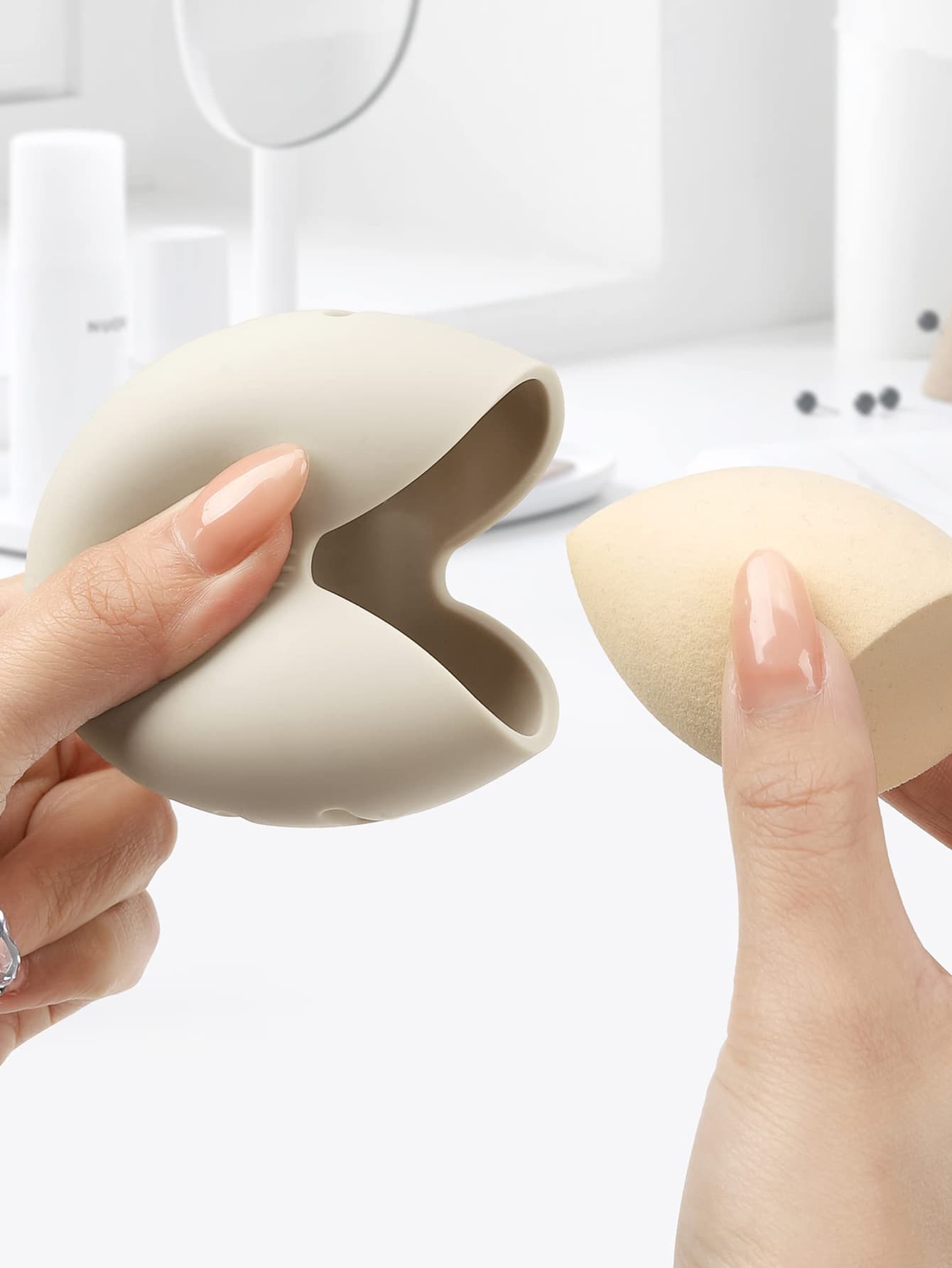 1pc Silicone Makeup Sponge Storage Case, Portable Makeup Sponge Holder Box With Dust-Proof Cover For Travel - Beige - View 1