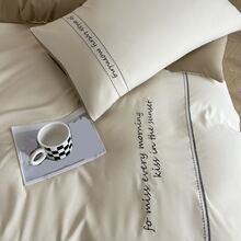 4件套素色繡字雙拼接床上用品套裝簡約床單款式含被套床單枕套*2柔軟舒適四季皆宜 - 咖啡棕 - 查看 4