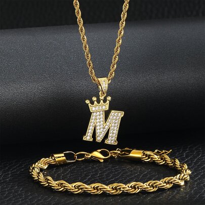 一套不锈钢皇冠字母装饰项链和扭链手链，适合作为儿童生日礼物和派对配饰
