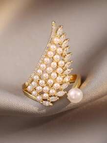 1 Stück luxuriöser Ring mit eingebetteten Juwelen und Kunstperlen-Flügeln