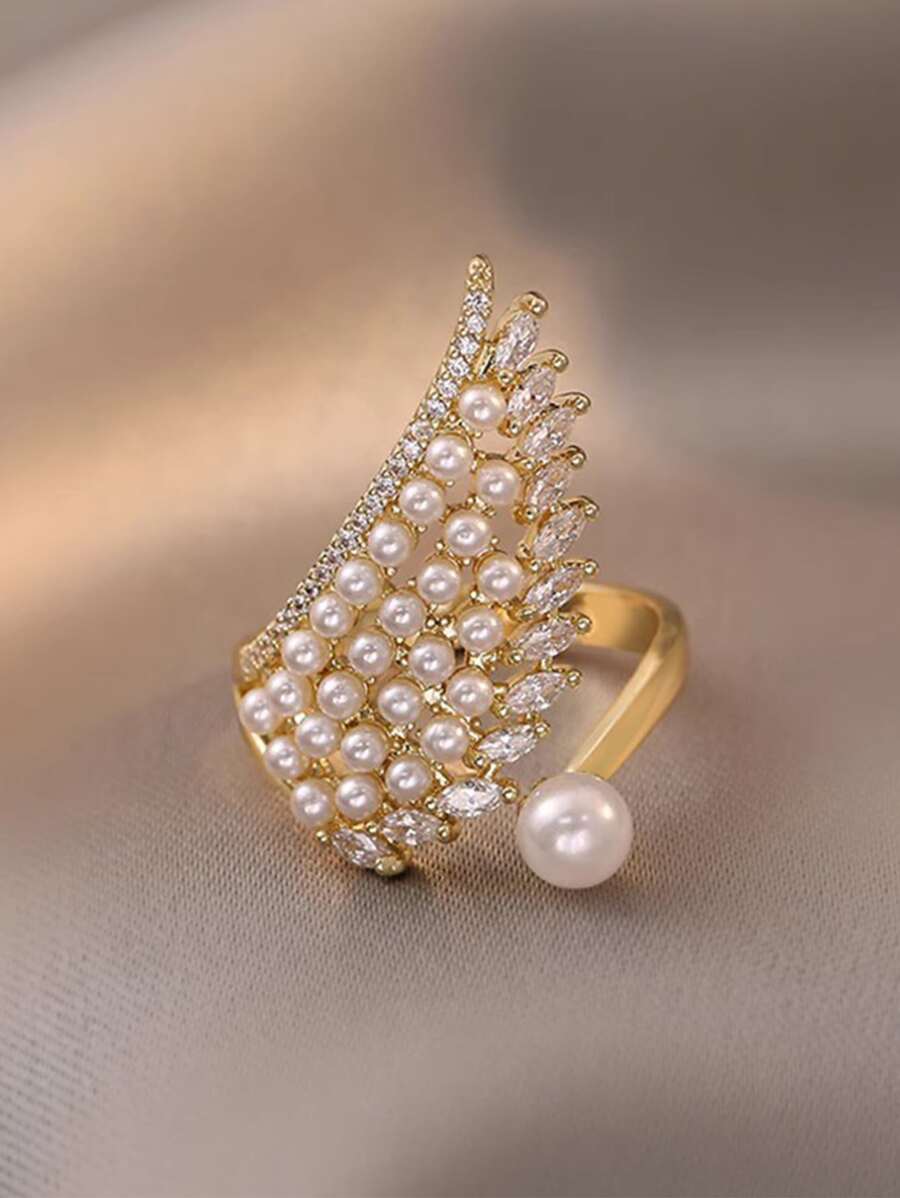 1 Stück luxuriöser Ring mit eingebetteten Juwelen und Kunstperlen-Flügeln