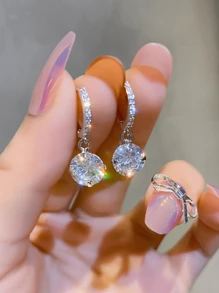 Um Par de Brincos de Pingente de Zircônia Cúbica de Anel de Micro-Incrustação de Strass de Moda e Exquisito. Novos Brincos Elegantes de Alto Luxo, de 2023, Design Exclusivo para Mulheres na Primavera e no Verão.