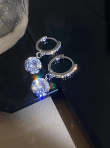 Um Par de Brincos de Pingente de Zircônia Cúbica de Anel de Micro-Incrustação de Strass de Moda e Exquisito. Novos Brincos Elegantes de Alto Luxo, de 2023, Design Exclusivo para Mulheres na Primavera e no Verão.