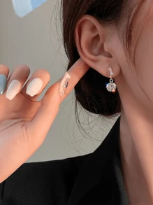 Um Par de Brincos de Pingente de Zircônia Cúbica de Anel de Micro-Incrustação de Strass de Moda e Exquisito. Novos Brincos Elegantes de Alto Luxo, de 2023, Design Exclusivo para Mulheres na Primavera e no Verão.