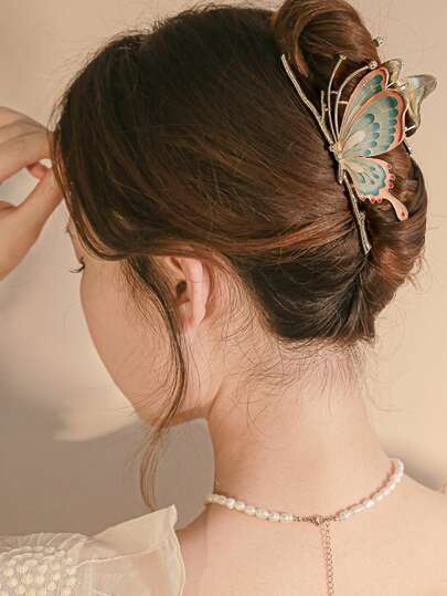 1個優雅多彩的蝴蝶發卡，放在頭後