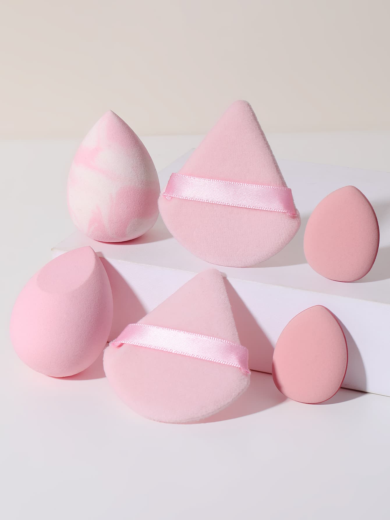 4个化妆海绵+2个化妆粉扑套装，柔软三角矿物粉扑，适用于面部彩妆，可用于膏状和粉状遮瑕膏、散粉等。化妆品，价格实惠，可用于房间装饰、梳妆台、旅行、卧室等场合。化妆配件，粉扑，美妆蛋，粉扑，化妆海绵，价格实惠，圣诞礼物，化妆品，化妆工具，便宜好物，礼物，女士礼物，圣诞礼物 - 彩色 - 查看 1