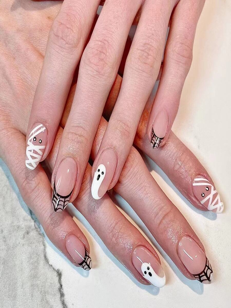 使用 24入組短杏仁萬聖節風格、白色木乃伊、幽靈、蜘蛛網圖案全覆蓋假指甲，立即升級您造型，適合女士和女孩 - 黑與白 - 查看 1