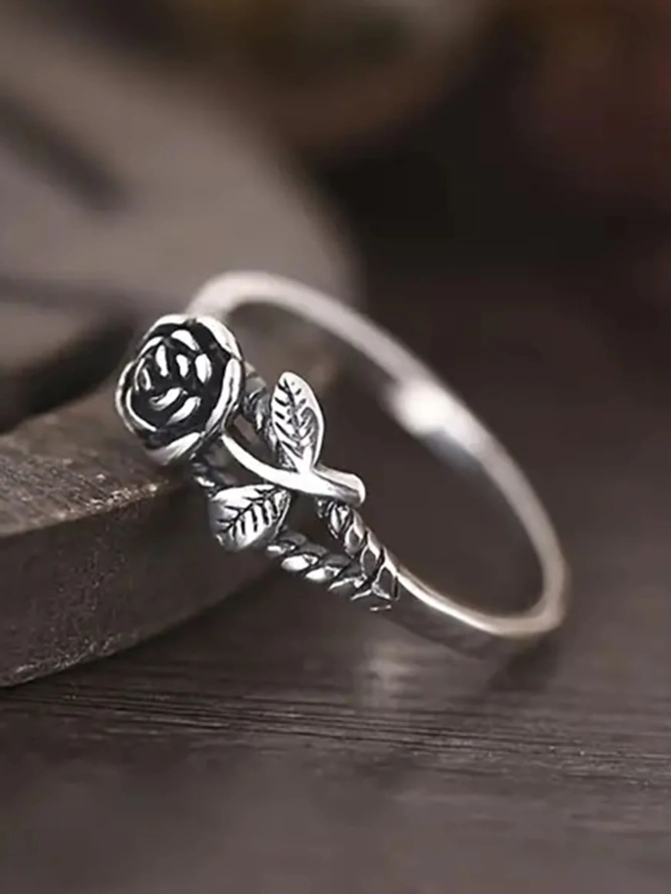 一枚玫瑰花戒指，女士款式，适合婚礼、订婚、周年纪念、情人节等场合，也可作为礼物送给妈妈或母亲节礼物。 - 銀色 - 查看 1