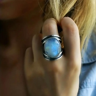 1復古鑲嵌人造彩色月長石圓形戒指適合女士