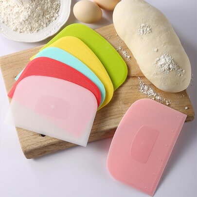 1pc Plastic Scraper Dough Cutter Flour Scraper Bread Dough Cutting Knife Baking Tool, Large Size