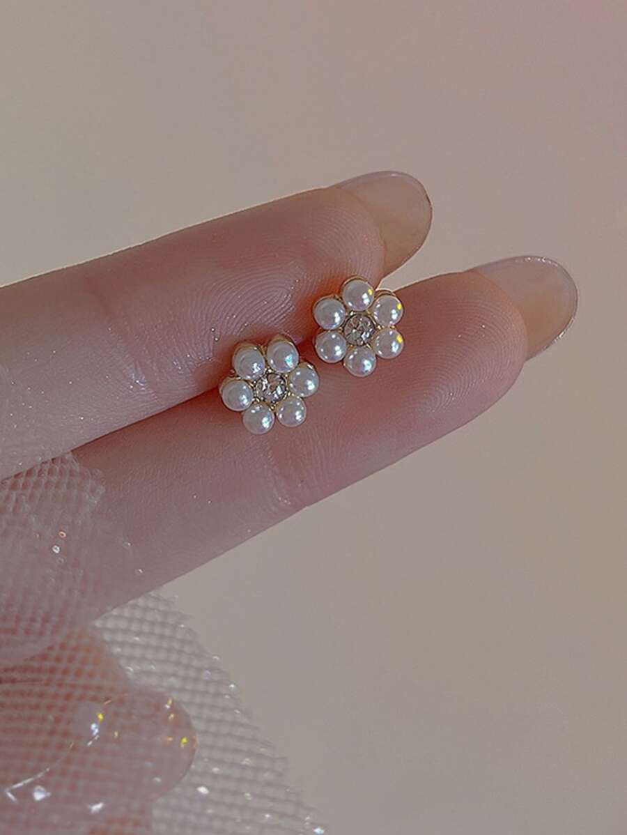 1 Pair Of Simple Mini Petite Flower Faux Pearl Stud Earrings Valentines - Yellow Gold - View 1