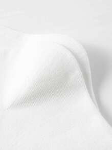 1双男士中筒袜，采用简单的交叉设计，适合学生和运动爱好者日常穿着，秋季