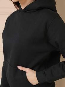 Moletom Feminino Canguru Flanelado Liso com Capuz e Bolso - Preto - Visão 6