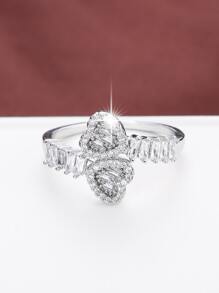 1 pieza Anillo con forma de corazón de cobre con detalles simétricos de circonita cúbica, apto para San Valentín, mamá, madre, Día de la Madre, regalo - Plateado - Ver 2