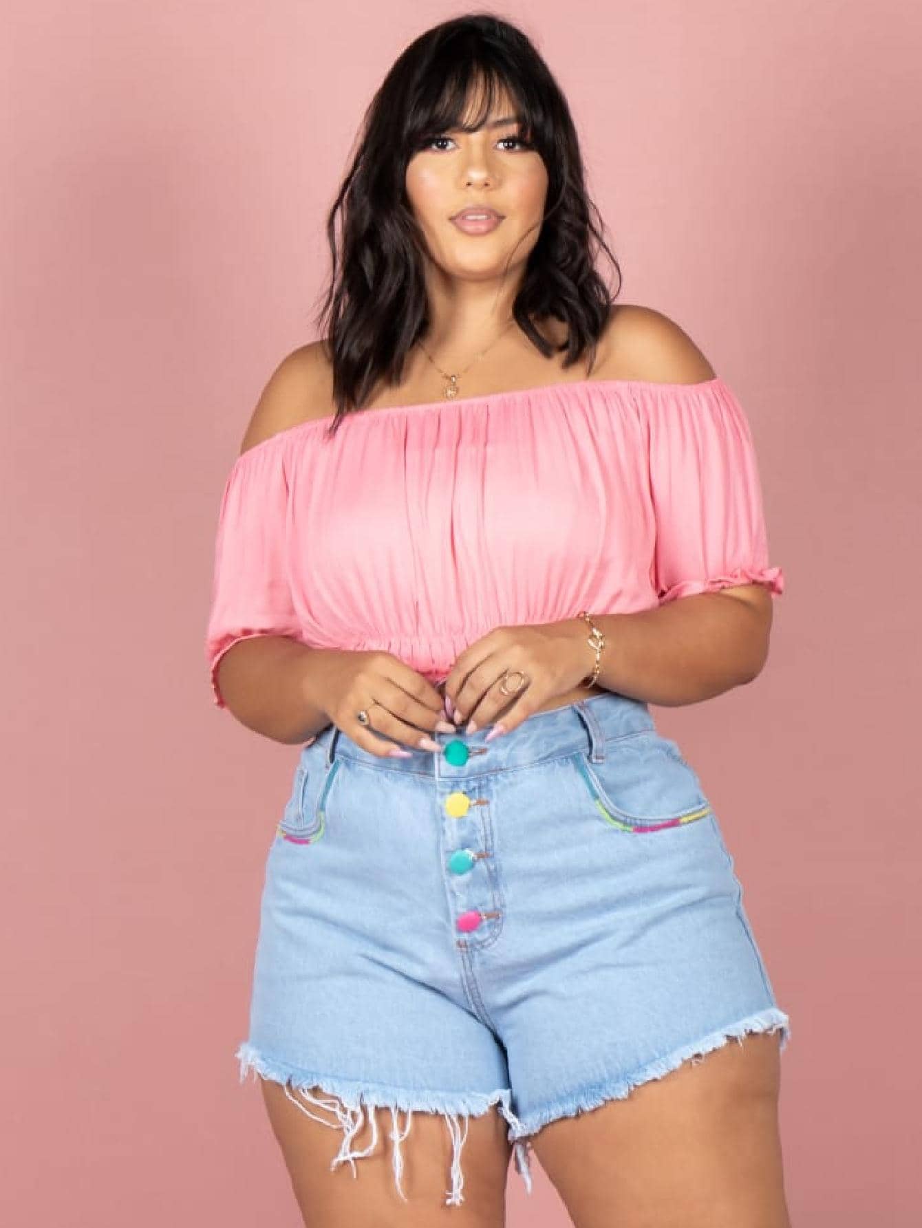 Short jeans Feminino Plus Size Barra Desfiada - Azul - Visão 1