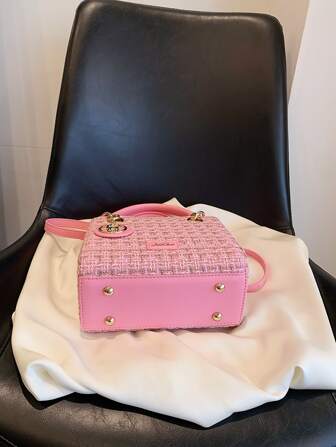 Moderiktig axelväska i minirutmönster med hänge, väskor Dam Elegant, Väska för kvinnor Elegant, Lyx