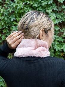 Bufanda Polar Peluche, Corta Diseño Liso Con Pompon - Rosa - Ver 3