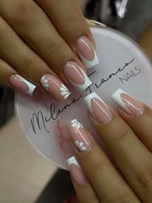 这套24片白色棺材形短假指甲，饰有法式花朵图案和水钻，可立即提升您的时尚感。套装包含果冻胶和指甲锉。按压式指甲 美甲用品 美甲 - 彩色 - 查看 1