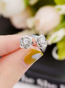 一对简约立方氧化锆花朵耳钉，适合女性佩戴，可用于婚礼、订婚、周年纪念、派对等场合，也是母亲节或情人节的绝佳礼物。 - 銀色 - 查看 3