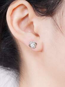 一对简约立方氧化锆花朵耳钉，适合女性佩戴，可用于婚礼、订婚、周年纪念、派对等场合，也是母亲节或情人节的绝佳礼物。 - 銀色 - 查看 4