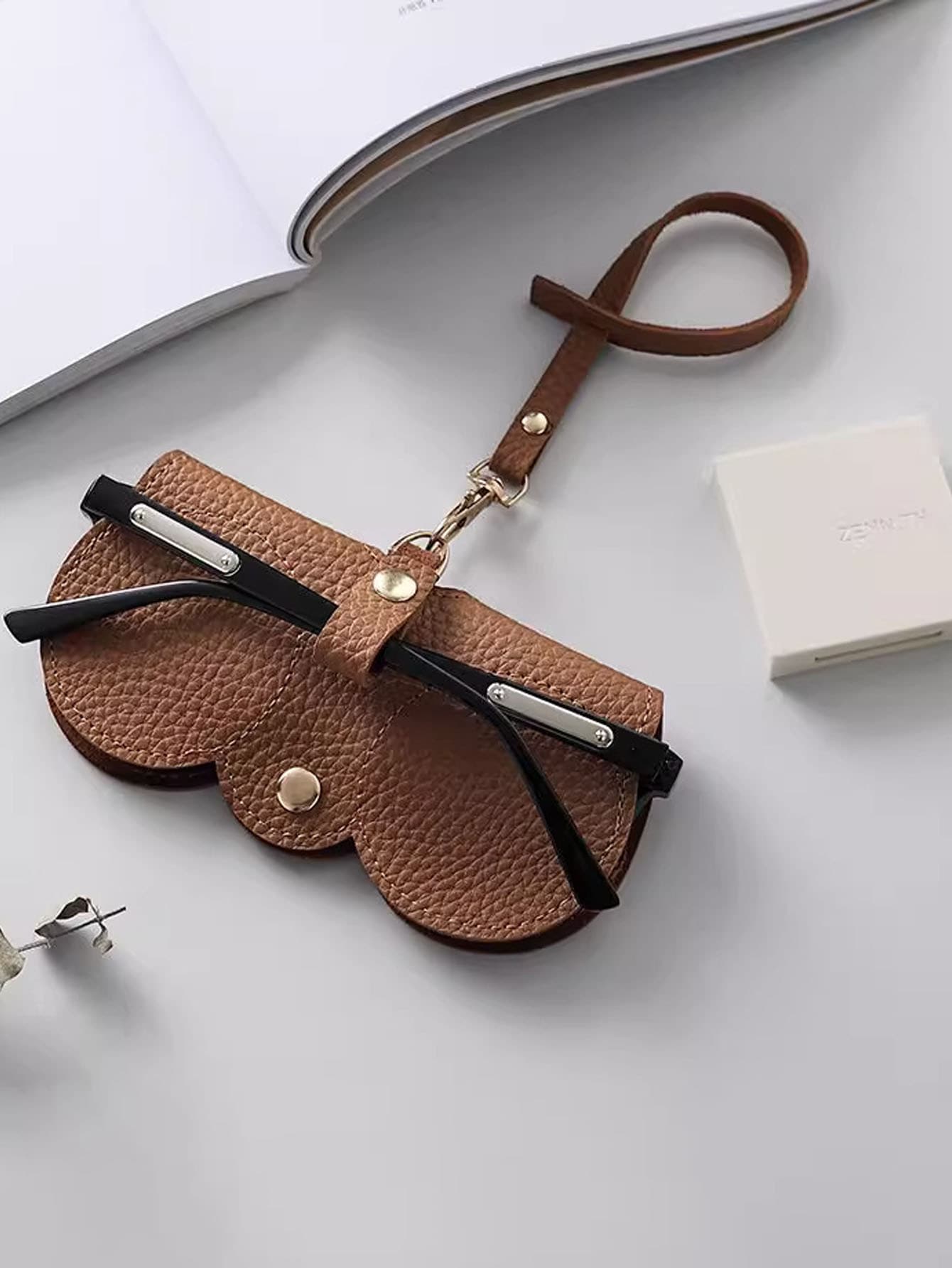 Hộp đựng kính thời trang di động dễ thương, mới về, kẹp kính xinh xắn và túi đựng kính đơn giản, phụ kiện kính mắt dành cho nữ.