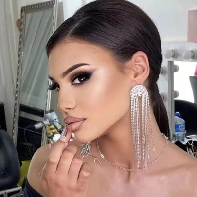 适合女性的超闪亮长流苏耳环