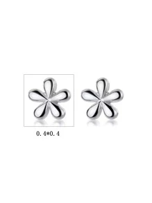 1 Paar miniature silberfarbe Blumen-förmige Ohrstecker, geeignet für den täglichen Gebrauch, Valentinstag