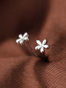 1 Paar miniature silberfarbe Blumen-förmige Ohrstecker, geeignet für den täglichen Gebrauch, Valentinstag