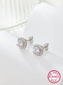 一對輕奢型格的摩珊鑽石耳環,適合女士們在獨特宴會上穿戴