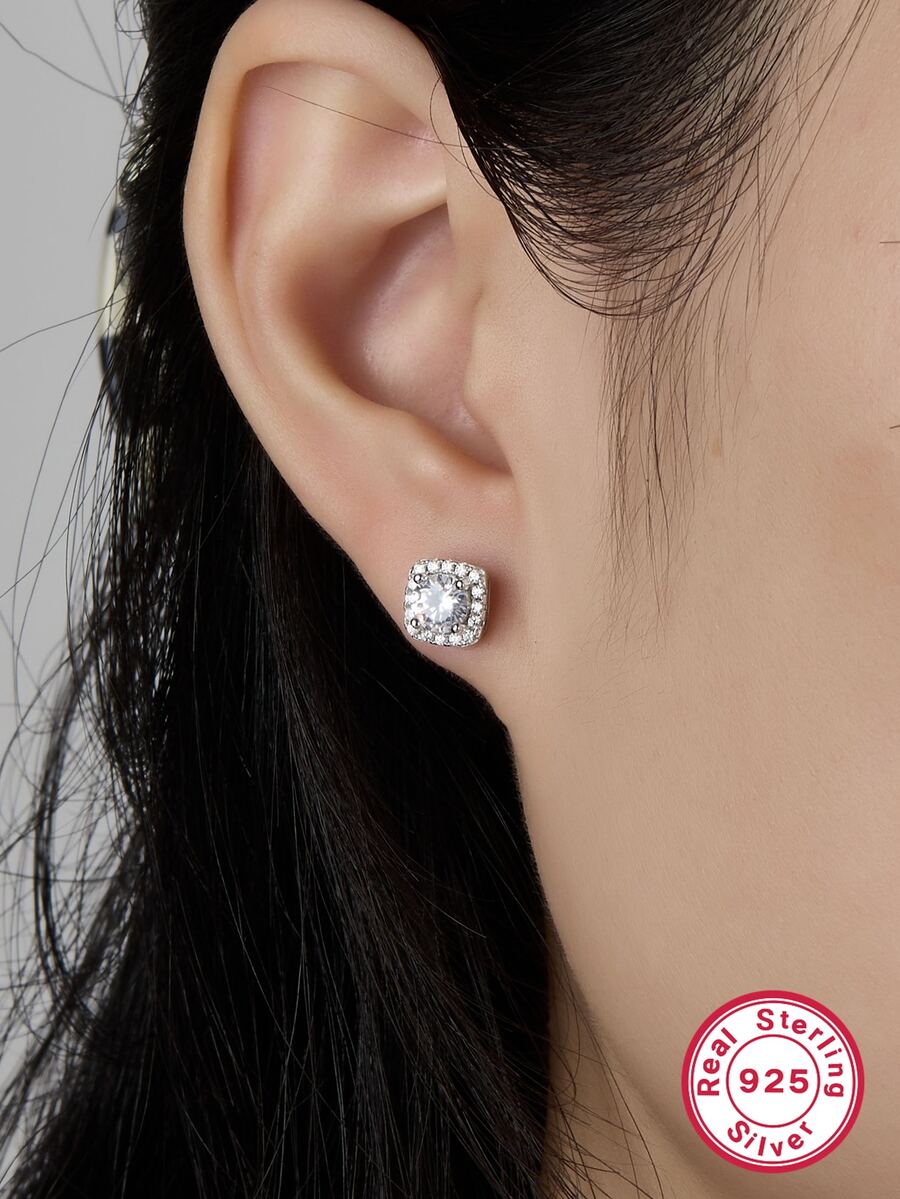 一對輕奢型格的摩珊鑽石耳環,適合女士們在獨特宴會上穿戴