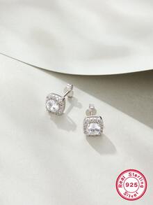 一對輕奢型格的摩珊鑽石耳環,適合女士們在獨特宴會上穿戴