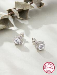 一對輕奢型格的摩珊鑽石耳環,適合女士們在獨特宴會上穿戴