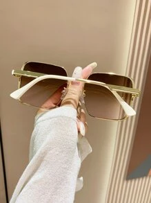 1 Cặp kính gọng vuông kiểu retro bằng kim loại, phù hợp cho cả nam và nữ, thích hợp cho phong cách đường phố, du lịch, lái xe, thể thao, bãi biển, lễ hội, kỳ nghỉ, câu cá, hoạt động ngoài trời, đi chơi, dự tiệc. Trang phục thanh lịch cho kỳ nghỉ hè ở bãi biển, hoạt động ngoài trời, du lịch. Kính thời trang kiểu dáng thanh lịch với gọng vuông ngoại cỡ. - màu nâu - Xem 3