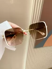 1 Cặp kính gọng vuông kiểu retro bằng kim loại, phù hợp cho cả nam và nữ, thích hợp cho phong cách đường phố, du lịch, lái xe, thể thao, bãi biển, lễ hội, kỳ nghỉ, câu cá, hoạt động ngoài trời, đi chơi, dự tiệc. Trang phục thanh lịch cho kỳ nghỉ hè ở bãi biển, hoạt động ngoài trời, du lịch. Kính thời trang kiểu dáng thanh lịch với gọng vuông ngoại cỡ. - màu nâu - Xem 2