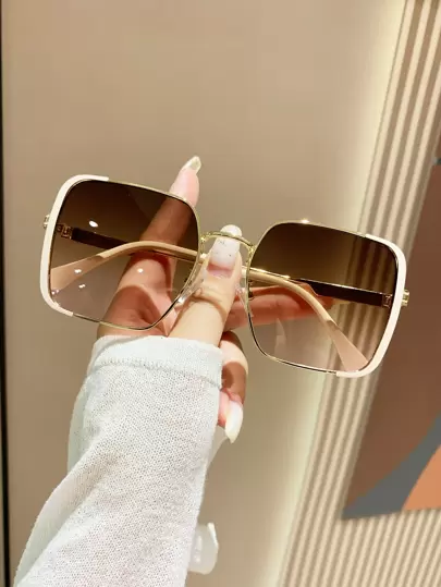 一副复古方形金属男女通用装饰眼镜，适合街头风、旅行、驾驶、运动、海滩、节日、度假、钓鱼、户外活动、外出、派对等场合，是夏季海滩度假、户外旅行的优雅之选。时尚時尚眼鏡，优雅风格，超大方形镜框。