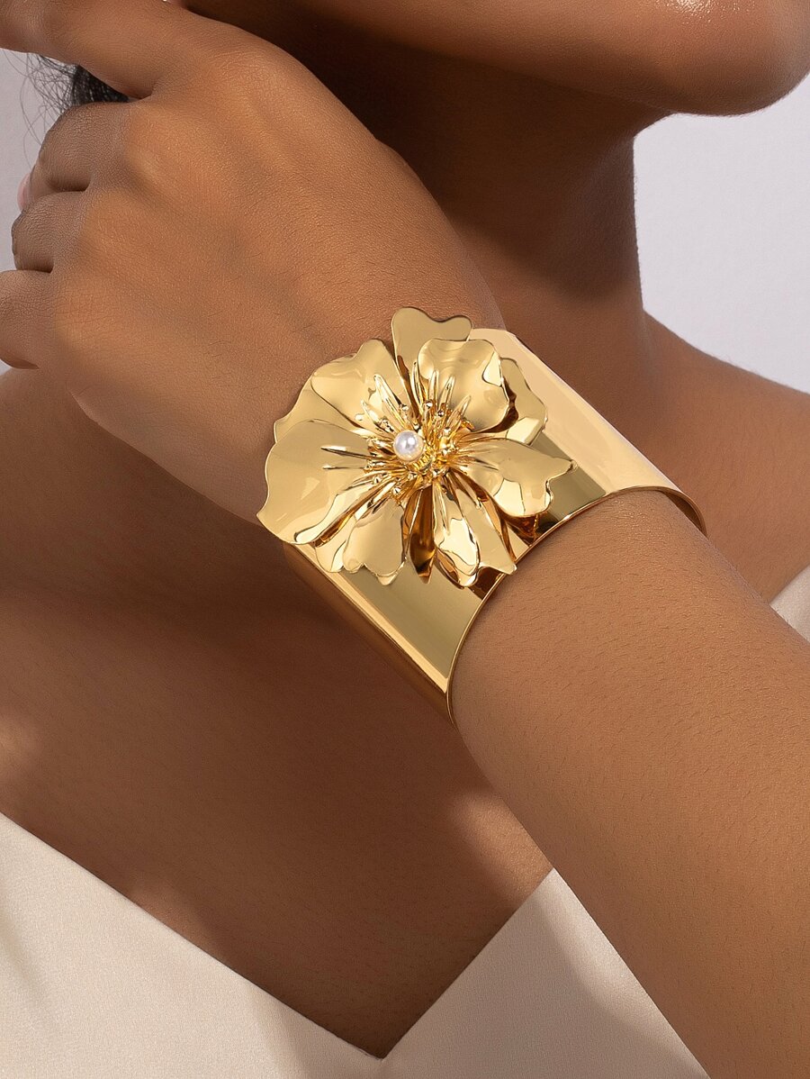 1pc Metal Wide Band With Floral Design Fashion Bracelet - Yellow Gold - View 1