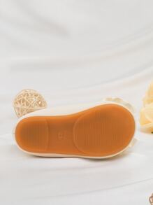 1 双可爱蝴蝶结纯素皮革 + 按摩底柔软防滑平底婴儿学步鞋，适合春、夏、秋、冬